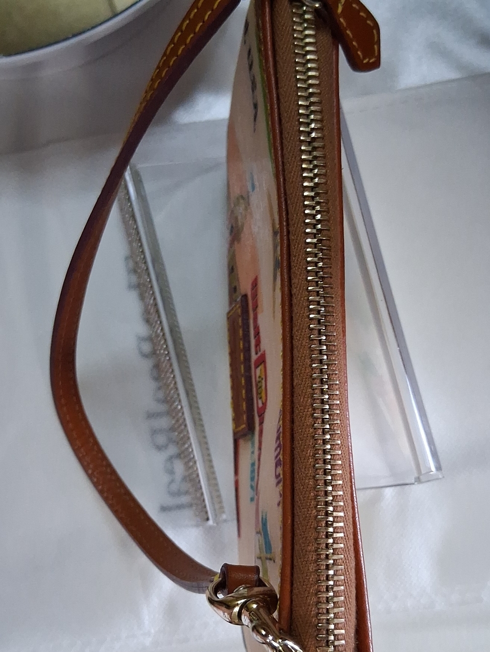 Dooney/Disney Cream & Brown Wristlet ,Hard To Find Like New - Picture 7 of 7